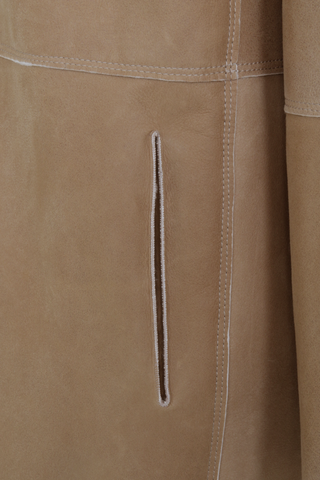 Damen Lammfellmantel Modell 698724 Olivera LCP in Caramel, Detailansicht, aus voluminösem Lacon Cashmere Plus mit Kapuze und legere Passform