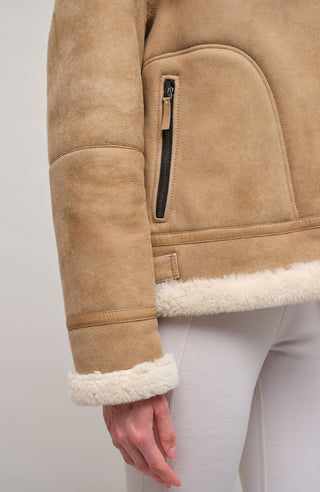 Bikerjacke aus Lammfell in der Farbe camel (Modell 727694_Norah-MV), Model Detailansicht – markante Silhouette mit sichtbarer Rückenpasse und klassischen Biker-Details.