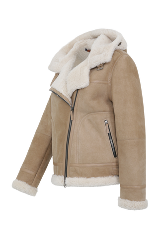 Bikerjacke aus Lammfell in der Farbe camel (Modell 727694_Norah-MV), Seitenansicht – markante Silhouette mit sichtbarer Rückenpasse und klassischen Biker-Details.