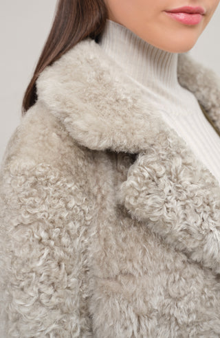 Bodenlanger Damen Lammfellmantel Modell 738393 Johanna Long LL in savanna , Detailansicht Model. gerade Passform, wendbar mit Glattleder außen und lockigem Fell innen, Reverskragen