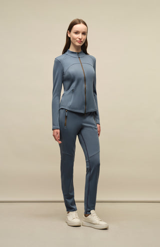 Model-Vorderansicht der Damen-Stretchhose Clio-NP in Denim-Blau (Farbe 2090 Denim) – sportlich-elegante Freizeithose von Frauenschuh mit elastischem Bund und schmaler Passform, aus weichem Stretchmaterial, ideal für Alltag und Freizeit im Frühling und Sommer