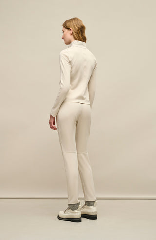 Model-Rückansicht der Damen-Stretchhose Clio-NP in Sandstein (Farbe 2350 Sandstone) – sportliche Freizeithose von Frauenschuh, mit elastischem Bund und schmaler Passform, aus weichem Stretchmaterial, perfekt für entspannte Freizeitlooks im Frühling und Sommer
