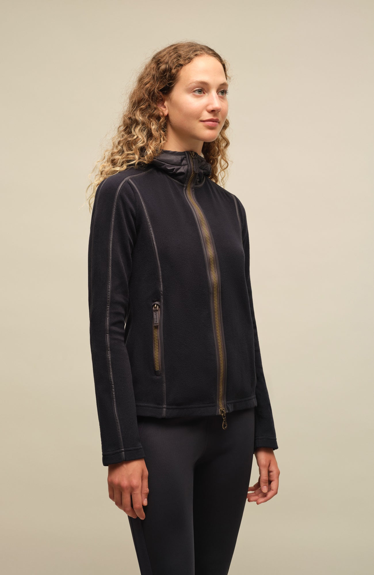 Damenjacke von Frauenschuh, Modell Rania-BF 163-0 in Midnight Blau –  Model Seitenansicht, leichte Jacke für Frühling und Sommer, stilvoll und funktional für Alltag und Freizeit.