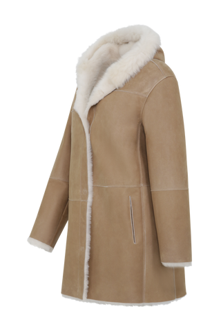 Damen Lammfellmantel Modell 698724 Olivera LCP in Caramel, Seitenansicht, aus voluminösem Lacon Cashmere Plus mit Kapuze und legere Passform