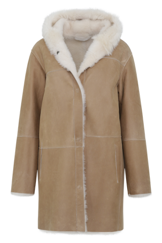 Damen Lammfellmantel Modell 698724 Olivera LCP in Caramel, Vorderansicht, aus voluminösem Lacon Cashmere Plus mit Kapuze und legere Passform