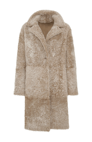 Damen Lammfellmantel Modell 733393 Johanna LL in sesame, Vorderansicht Fellseite, gerade Passform, wendbar mit Glattleder außen und lockigem Fell innen, Reverskragen