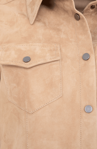 Damen Lederhemd von Frauenschuh, Modell Fanny-CA in Midnight (1940 caramel) – Detailansicht, hochwertiges Veloursleder, gefertigt in Österreich