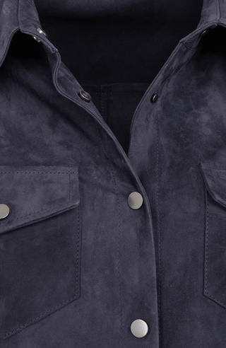 Damen Lederhemd von Frauenschuh, Modell Fanny-CA in Midnight (1630) – Detailansicht, hochwertiges Veloursleder, gefertigt in Österreich