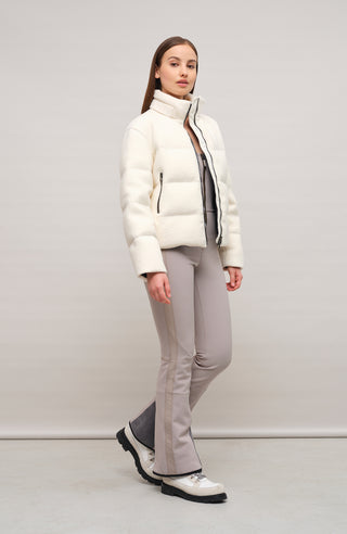 Vorderansicht am Model der Damen-Daunenjacke aus Loden, Modell 725720 Alpine-LA, Farbe 2150 Creme