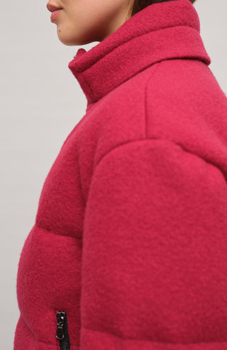 Detailansicht am Model der Damen-Daunenjacke aus Loden, Modell 725720 Alpine-LA, Farbe: 74 0 berry