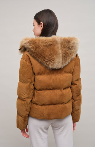 Daunenjacke aus Veloursleder von Frauenschuh Made in Italy Modell- Alpine CA in der Farbe cappuccino Model Rueckansicht