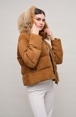 Daunenjacke aus Veloursleder von Frauenschuh Made in Italy Modell- Alpine CA in der Farbe cappuccino Model Vorderansicht