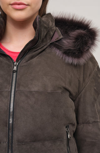 Daunenjacke aus Veloursleder von Frauenschuh Made in Italy Modell- Alpine CA in der Farbe elefant Detailansicht am Model