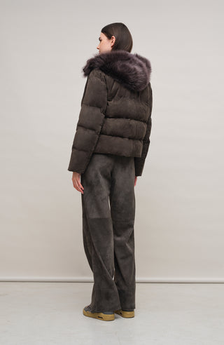 Daunenjacke aus Veloursleder von Frauenschuh Made in Italy Modell- Alpine CA in der Farbe elefant Rueckansicht am Model