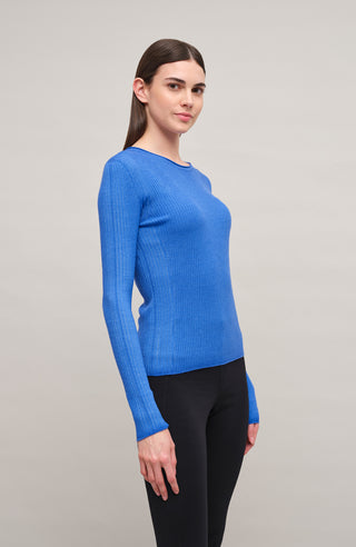 Eng anliegender Damen-Kaschmirpullover mit Rundhalsausschnitt in oceanblue  Modell 640601 AvrilDyed-RB –Vorderansicht Modelbild.