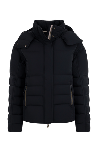 Vorderansicht der Frauenschuh Damen-Daunenjacke Matilde in Schwarz – elegante Winterjacke mit hochwertiger Daunenfüllung, gerader Schnitt, verschließbaren Seitentaschen, wasserabweisendes Material, Feuchtigkeitsregulierend und Kapuze die man abnehmen kann, ideal für kalte Wintertage. Die Jacke verfügt über einen Reißverschluss und einer Druckknopfleiste um diese zu schließen