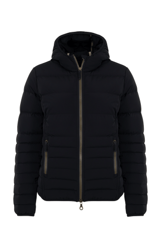 Vorderansicht der Frauenschuh Damen-Winterjacke „Leonora“ in der Farbe Black (Schwarz), Modellnummer 576691, hochwertige Funktionsjacke für Wintersport und Freizeit, elegantes Design mit geradem Schnitt, wasserabweisendes, feuchtigkeitsregulierendes, elastisches und atmungsaktives Material, warme Isolierung für kalte Tage, Kapuze mit edlem Besatz, praktische Reißverschlusstaschen, sportlich-luxuriöser Look.