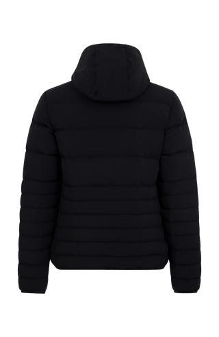 Rückansicht der Frauenschuh Damen-Winterjacke „Leonora“ (Modell STN 010) in der Farbe Black (Schwarz), getragen von einem weiblichen Model. Die Jacke zeigt einen geraden Schnitt mit sportlich-elegantem Design, gefertigt aus wasserabweisendem, atmungsaktivem, feuchtigkeitsregulierendem, elastischem und wärmendem Material. Ideal für Wintersport und Freizeit.