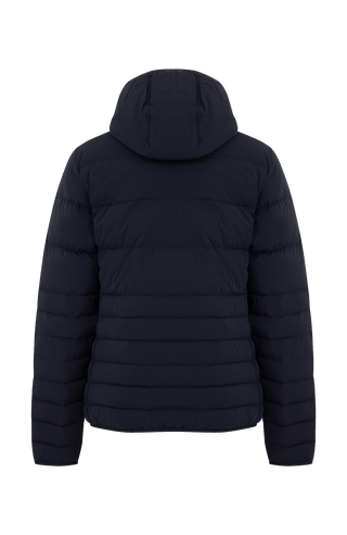 Rückansicht der Frauenschuh Damen-Winterjacke „Leonora“ (Modell STN 1630) in der Farbe Midnight (dunkles Blau), getragen von einem weiblichen Model. Die Jacke zeigt einen geraden Schnitt mit sportlich-elegantem Design, gefertigt aus wasserabweisendem, atmungsaktivem, feuchtigkeitsregulierendem, elastischem und wärmendem Material. Ideal für Wintersport und Freizeit.