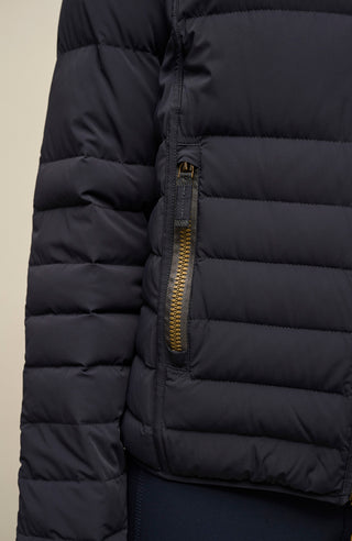 Detailaufnahme der Frauenschuh Damen-Winterjacke „Leonora“ (Modell STN 1630) in der Farbe Midnight (dunkles Blau), Fokus auf die seitliche Reißverschlusstasche. Hochwertige Verarbeitung des wasserabweisenden, atmungsaktiven, feuchtigkeitsregulierenden, elastischen Materials erkennbar, dezente Nahtführung und elegantes Design für Wintersport und Freizeit.