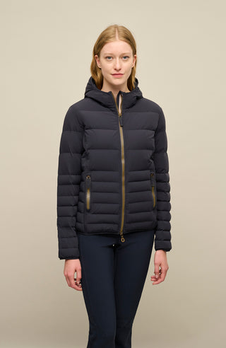 Frauenschuh Damen-Winterjacke „Leonora“ (Modell STN 1630) in der Farbe Midnight (dunkles Blau), getragen von einem weiblichen Model, frontal fotografiert. Hochwertige, sportlich-elegante Jacke für Wintersport und Freizeit, mit gerader Passform, wasserabweisendem, feuchtigkeitsregulierendem atmungsaktivem und elastischem Obermaterial und wärmender Isolierung. Ausgestattet mit funktionalen Reißverschlusstaschen, hoher Kragen und schlichter Kapuze.