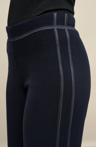 Dunkelblaue Damen-Fleecehose von Frauenschuh, Modell Inga-BF 1630 in Farbe Midnight – Detailansicht an Model -sportlich-legere Hose für Frühling und Sommer, ideal für Freizeit und Outdoor.