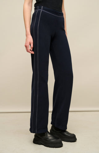 Dunkelblaue Damen-Fleecehose von Frauenschuh, Modell Inga-BF 1630 in Farbe Midnight – Model Seitenansicht -sportlich-legere Hose für Frühling und Sommer, ideal für Freizeit und Outdoor.