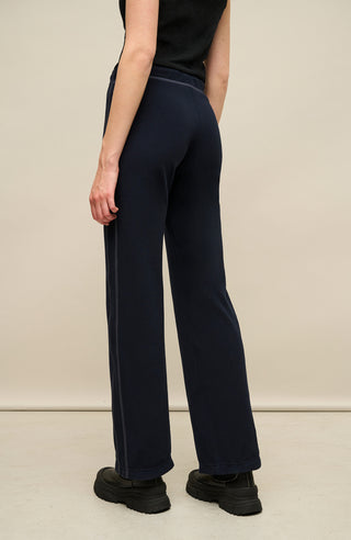 Dunkelblaue Damen-Fleecehose von Frauenschuh, Modell Inga-BF 1630 in Farbe Midnight – Rückansicht an Model -sportlich-legere Hose für Frühling und Sommer, ideal für Freizeit und Outdoor.