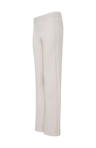 Sandstone Damen-Fleecehose von Frauenschuh, Modell Inga-BF 2350  Farbe Sandstone – Seitliche Vorderansicht-sportlich-legere Hose für Frühling und Sommer, ideal für Freizeit und Outdoor.