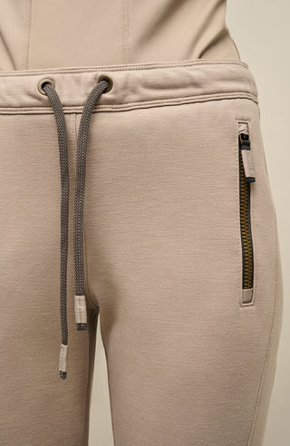 Frauenschuh Clio PSW Sporthose für Damen in Cashmere-Grau (31-0), Detailaufnahme. Leichte, atmungsaktive Stretchhose für Frühling und Sommer, ideal für Freizeitaktivitäten und Sport. Mit elastischem Bund zum Zubinden und praktischen Reißverschlusstaschen für einen modernen, funktionalen Look