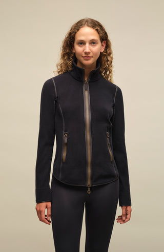 Damen Fleecejacke Wera-BF in der Farbe Midnight von Frauenschuh, nachhaltig produziert. Frontansicht der Jacke, die ideal für alle Jahreszeiten, mit einem modernen Schnitt, Zwei-Wege-Reißverschluss und komfortablem Design. Von einem Model getragen