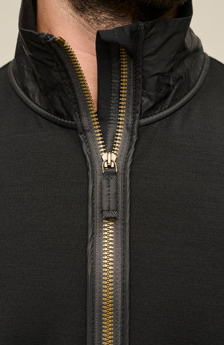 Frauenschuh Herrenjacke „Oliver PSW“ in der Farbe schwarz, Detailansicht, getragen von einem Model. Gefertigt aus Power Stretch Wool – eine leichte, elastische und atmungsaktive Jacke für Frühling und Sommer. Mit sportlich-eleganter Passform und funktionalem Design für aktive Freizeit