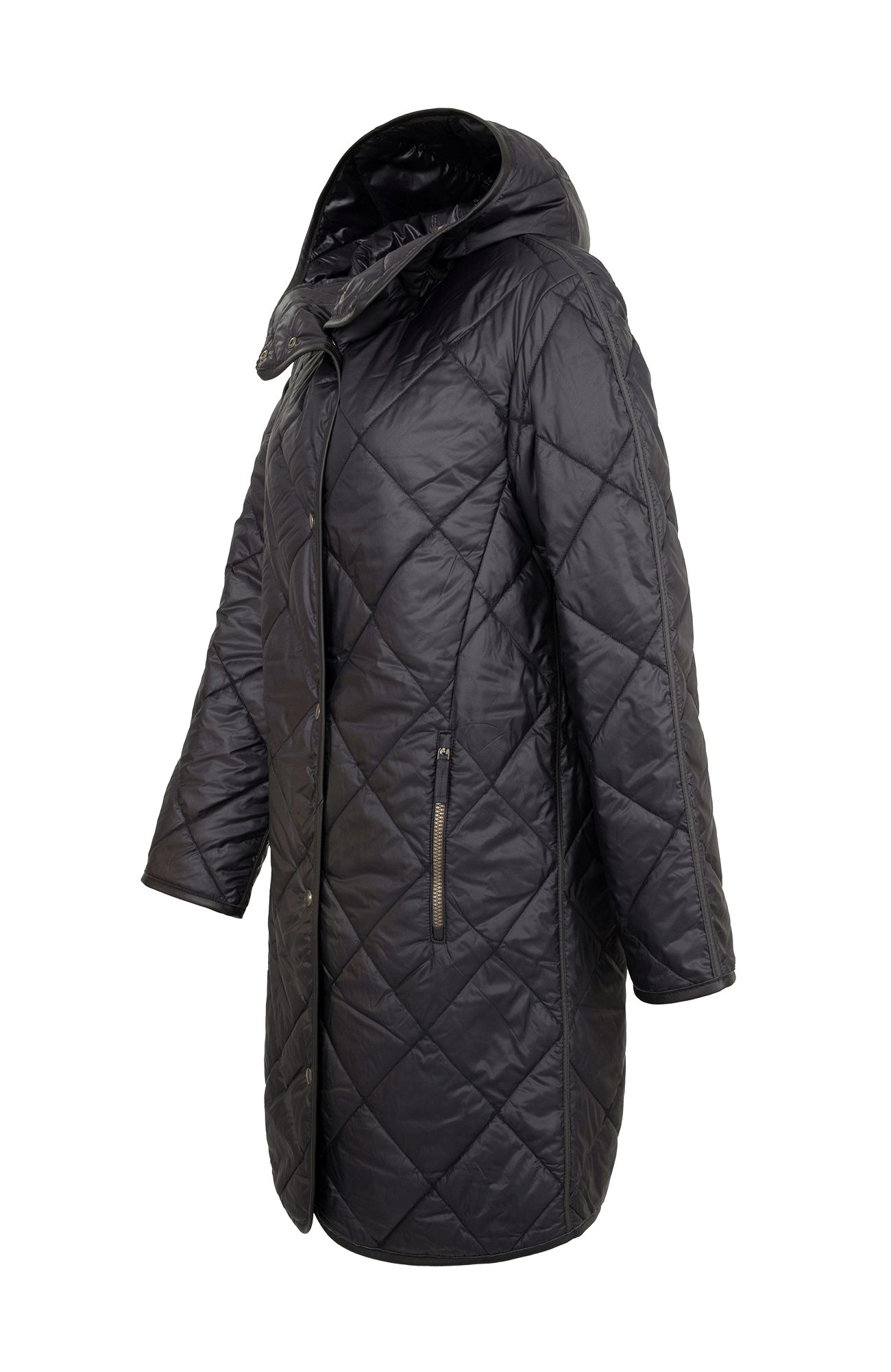 Seitenansicht des Damen-Steppmantels Luisa-QS in Schwarz. Der knielange Mantel hat eine feine Steppung und einen körpernahen Schnitt. Die Front wird mit eleganten Druckknöpfen geschlossen, während die Seitentaschen mit Reißverschlüssen ausgestattet sind. Die Enden des Mantels sind hochwertig mit Lederbesätzen verarbeitet, was dem Design einen edlen Akzent verleiht. Die Kapuze schützt zusätzlich vor Wind. Das leichte, atmungsaktive Material sorgt für angenehmes Tragekomfort in den Übergangszeiten.