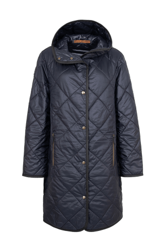 Damen-Steppmantel, Modell Luisa-QS, in der Farbe Midnight (dunkelblau). Der knielange Mantel ist ideal für Frühling und Sommer geeignet und besteht aus leichtem, gestepptem Material mit matter Oberfläche. Der Mantel verfügt über Druckknöpfe, eine Kapuze und eine schlanke, feminine Passform. Dezente Seitentaschen mit Reißverschluss sind geschickt in die Naht eingearbeitet. Der Mantel sorgt für einen klassischen, zeitlosen Look, der sportliche Funktionalität und den eleganten Look verbindet.