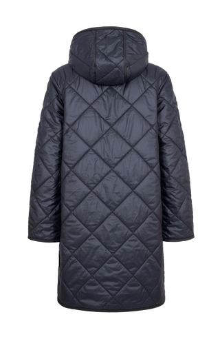 Rückenansicht des Damen-Steppmantels Luisa-QS in Midnight (dunkelblau). Der elegante, knielange Mantel zeigt eine gleichmäßige Steppung und eine taillierte, feminine Silhouette. Die Kapuze bietet Schutz bei Wind und Regen. Die Kanten und Abschlüsse sind mit edlen Lederbesätzen versehen, was den hochwertigen Look unterstreicht. Das Material ist leicht, atmungsaktiv und ideal für Frühling und Sommer. Die dunkelblaue Farbe sorgt für einen klassischen, vielseitig kombinierbaren Look