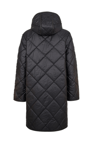 Rückenansicht des Damen-Steppmantels Luisa-QS in Schwarz. Der elegante, knielange Mantel zeigt eine gleichmäßige Steppung und eine taillierte, feminine Silhouette. Die Kapuze bietet Schutz bei Wind und Regen. Die Kanten und Abschlüsse sind mit edlen Lederbesätzen versehen, was den hochwertigen Look unterstreicht. Das Material ist leicht, atmungsaktiv und ideal für Frühling und Sommer. Die schwarze Farbe sorgt für einen klassischen, vielseitig kombinierbaren Look