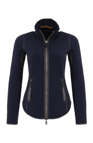 Vorderansicht der Damen-Sportjacke „Wera“ in der Farbe Midnight (dunkelblau) – leichte, nachhaltig gefertigte Stretchjacke mit sportlichem Schnitt und Zwei-Wege-Zippverschluss; ideal für Frühling und Sommer oder im Winter als Layer unter wärmeren Jacken