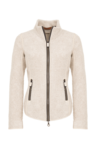 Frontansicht der Damenjacke „WERA-CT 94-0“ in der Farbe „Caramel“, einem warmen Creme-Beige-Ton. Die sportlich-elegante Teddyjacke besteht aus einem luxuriösen Fleece-Material mit Kaschmiranteil, das besonders weich, edel und wärmend wirkt. Der hohe Stehkragen, der durchgehende Zwei-Wege-Reißverschluss und zwei seitliche Eingrifftaschen unterstreichen die funktionale Gestaltung. Die feine, flauschige Struktur des Materials kombiniert Komfort mit stilvoller Hochwertigkeit – ideal für anspruchsvolle Träger