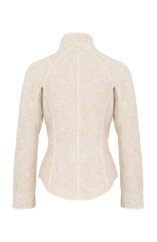 Rückansicht der Damenjacke „WERA-CT 94-0“ von Frauenschuh in der Farbe Caramel, einem warmen Creme-Beige-Ton. Die Jacke besteht aus luxuriösem Teddyfleece mit Kaschmiranteil, das weich und flauschig wirkt. Die klare Nahtführung betont die Form und sorgt für eine sportlich-elegante Silhouette. Der Saum ist an den Seiten leicht höher geschnitten, was für eine moderne Passform und mehr Bewegungsfreiheit sorgt. Die nachhaltige Verarbeitung und die hochwertige Materialqualität zeichnen die Jacke aus