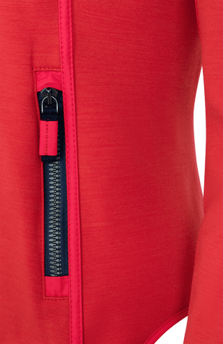 Detailansicht der Damen-Stretchjacke „Wera“ in Ruby (rot) – zeigt die feine Materialstruktur und die verfeinerten Nähte, die für eine besonders cleane, hochwertige Optik sorgen
