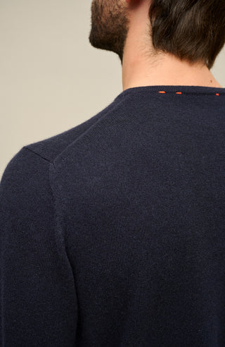 Detailaufnahme des Kaschmirpullovers „Nio2.0-WS“ von Frauenschuh in der Farbe Midnight (Dunkelblau); Fokus liegt auf der feinen Strickstruktur und der weichen, hochwertigen Kaschmirfaser; sichtbar sind die sorgfältig gearbeiteten Rippbündchen an Halsabschluss und Saum sowie die feinen Nähte; das Material wirkt besonders weich und komfortabel – ideal für die kühle Herbst- und Wintersaison; das Bild unterstreicht die erstklassige Qualität und die luxuriöse Haptik des Pullovers