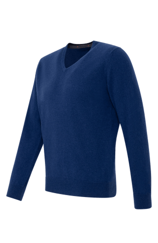 Seitlich-frontal fotografierter Kaschmirpullover „Nio2.0-WS“ von Frauenschuh in der Farbe Alaska Blue, edles, minimalistisches Design mit tiefem V-Ausschnitt, fein gestrickten Rippbündchen und leicht locker fallender, gerader Silhouette; gefertigt aus reinem, weichem Kaschmir – ideal für hochwertige Herbst- und Winter-Outfits mit alpinem Understatement.