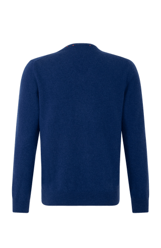 Rückansicht vom Kaschmirpullover „Nio2.0-WS“ von Frauenschuh in Alaska Blue; der hochwertige Pullover aus weichem Kaschmir zeigt eine klare, schlichte Rückseite ohne Applikationen, mit feinen Rippbündchen am Saum und an den Ärmeln