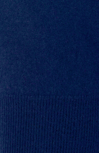 Detailaufnahme des Kaschmirpullovers „Nio2.0-WS“ von Frauenschuh in der Farbe Alaska Blue; im Fokus steht der fein gerippte Saumbund sowie die weiche, dicht gestrickte Oberfläche des hochwertigen Kaschmirgarns; die Struktur wirkt gleichmäßig und luxuriös, mit natürlichem Glanz und hervorragender Verarbeitungsqualität – ideal für Premium-Herbst- und Wintermode mit alpiner Herkunft