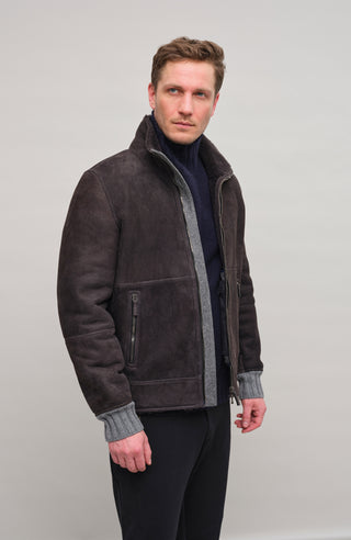 Herren-Lederjacke Modell Alvin MV in Farbe Elefant – Vorderanicht Model mit Stehkragen und Lammfellfutter
