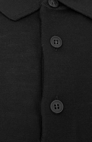 Herren-Poloshirt mit langen Ärmeln in Schwarz, Modell 400648 ALAN-SW – Detailansicht  Klassischer Kragen mit Knopfleiste.