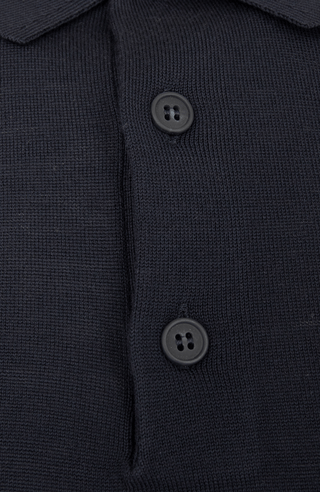 Herren-Poloshirt mit langen Ärmeln in dunkelblau, Modell 400648 ALAN-SW – Detailansicht Klassischer Kragen mit Knopfleiste.