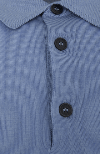 Herren-Poloshirt mit langen Ärmeln in hellblau, Modell 400648 ALAN-SW – Detailansicht Klassischer Kragen mit Knopfleiste.