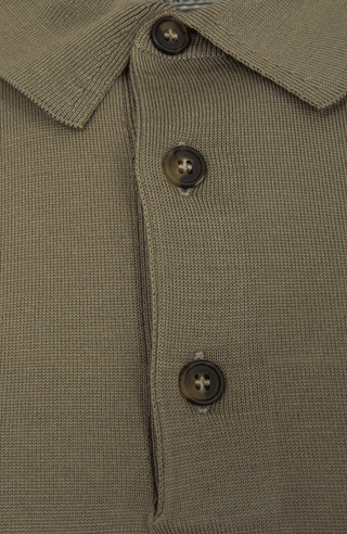 Herren-Poloshirt mit langen Ärmeln in oliv grün, Modell 400648 ALAN-SW – Detailansicht Klassischer Kragen mit Knopfleiste.