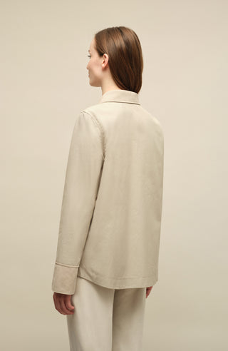 Rueckansicht am Model der Jacke aus Bio-Baumwolle, Modell 612608 RiaMulti-ODC in der Farbe sandstone (2350), gerade geschnitten, wasser- und windabweisend.